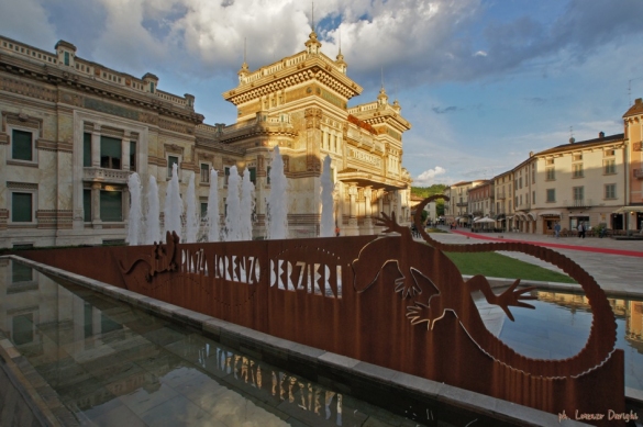 Piazza Lorenzo Berzieri (Salsomaggiore Terme, Italia): La scenografica scultura laminare in  acciaio corten della fontana