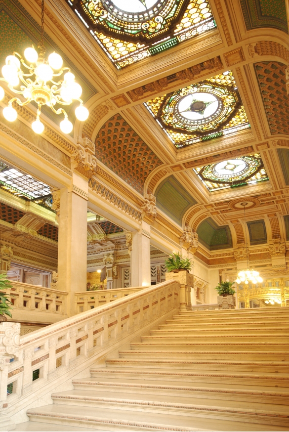 Terme Lorenzo Berzieri (Salsomaggiore Terme, Italia): Interno, scalone centrale con vista sul soffitto del loggiato superiore.