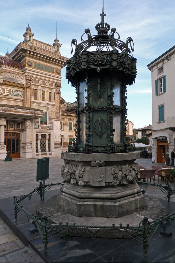 Gabbia del Pozzo Scotti: Progettato da Giuseppe Boni  come copertura del vecchio pozzo arrtesiano