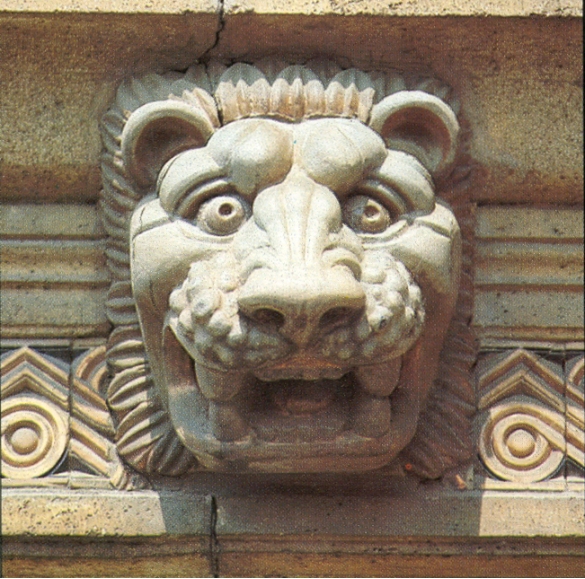 Terme Lorenzo Berzieri: Esterno, testa leonina che decora il giro di gronda delle ali laterali. Grès ceramico dipinto di rosso (modello di Salvatore Aloisi . 1915 e oltre)