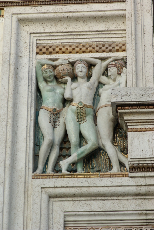 Terme Lorenzo Berzieri: Facciata, bassorilievo in grés (Mnifatture Fornaci Chini di Borgo San Lorenzo, Firenze)