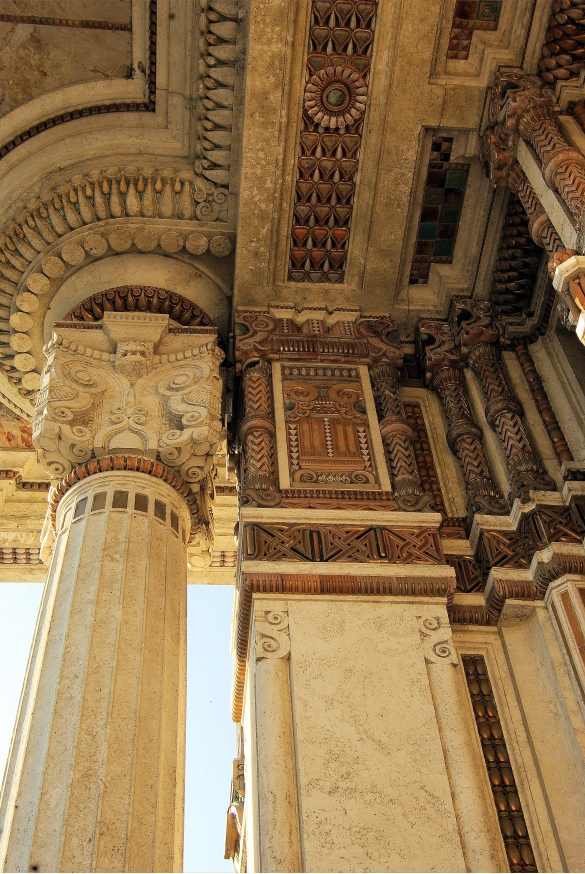 Terme Berzieri Berzieri : Esterno, dettaglio di un delle quattro colonne della pensilina