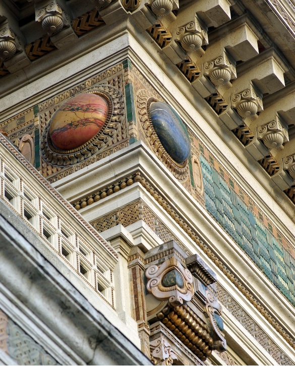 Terme Lorenzo Berzieri: Esterno, dettaglio del corpo centrale con i decori policromi