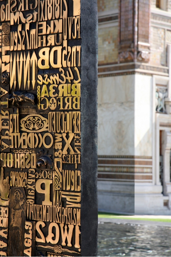 Piazza Lorenzo Berzieri : Dettaglio del poetario bronzeo 