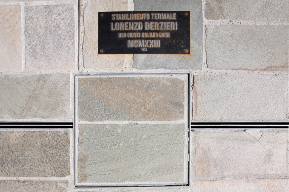 Piazza Lorenzo Berzieri: Dettaglio della targhetta posta sul selciato della piazza che ricorda gli artisti artefici della bellezza dell'edificio delle Terme Berzieri