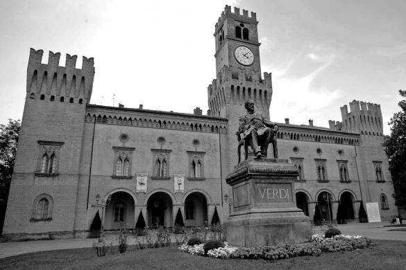  Busseto : Piazza Verdi con la statua dedicata al Maestro