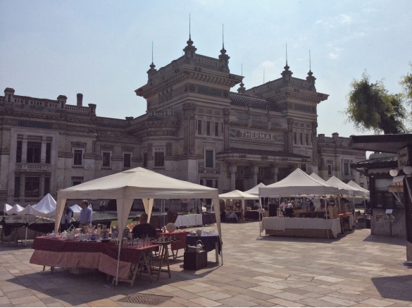 Mercatino in piazza Berzieri: 