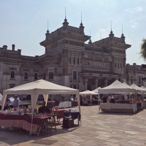 Mercatino in piazza Berzieri