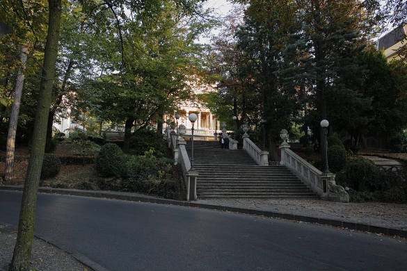 Scalinata Berardinelli: Fatta costruire e donata alla Città da Aureliano Berardinelli nel 1910, l'ampia scalinata chiude lo slancio prospettico di viale romagnosi