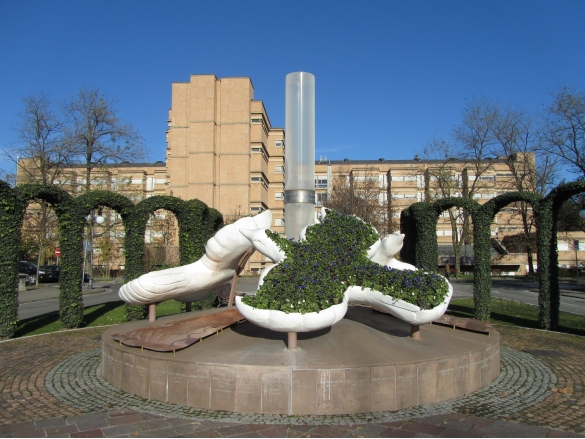 Monumento alla Resistenza: L'opera scultorea con sullo sfondo le Terme Zoja