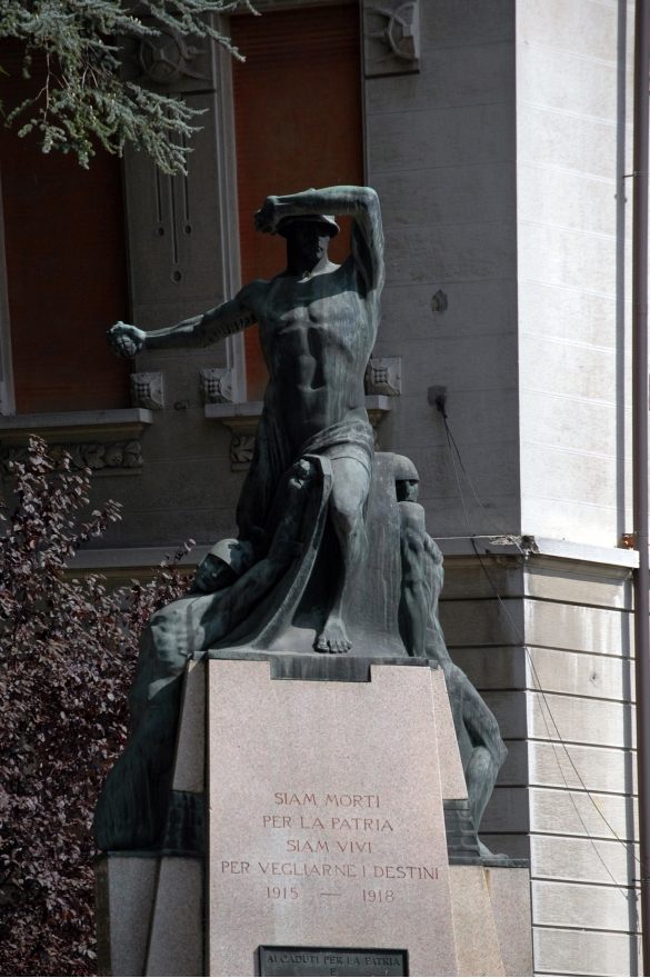 Monumento ai Caduti della Prima Guerra Mondiale: Opera in bronzo realizzata da Alberto Bazzoni