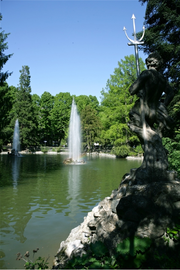 Parco Mazzini: Vista del laghetto co la statua del Nettuno