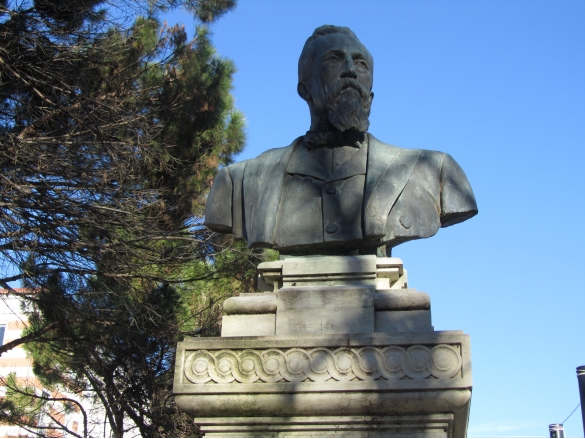 Monumento a Edoardo Porro: Busto bronzeo dell'illustre medico Edoardo Porro realizzato da Alessandro Marzaroli