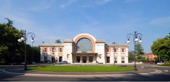 La Stazione della Ferrovia: Il monumentale edificio, inaugurato nel 1937, progettato dall'Ing. Cervi