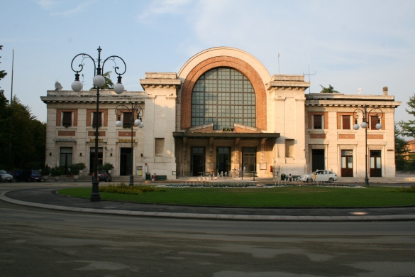 La Stazione della Ferrovia: L'edificio cpstruito in travertino bianco e rosa