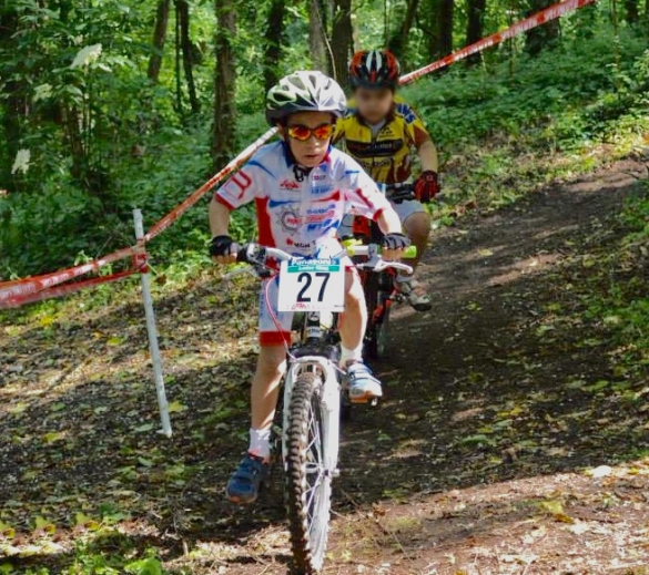 Ciclismo Mountain-Bike: Giovane atleta in gara