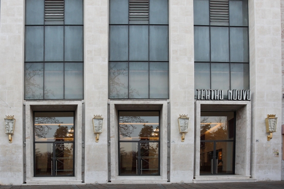 Teatro Nuovo: L'affaccio su viale Romagnosi