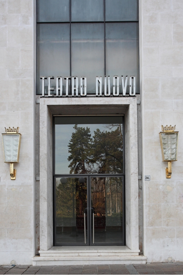 Teatro Nuovo: Ingresso