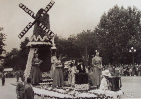1956 Corso di Fiori - Collezione BIblioteca G.D.Romagnosi: Giugno 1956 - Carro fiorito nella tradizionale sfilata