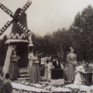1956 Corso di Fiori - Collezione BIblioteca G.D.Romagnosi: Giugno 1956 - Carro fiorito nella tradizionale sfilata