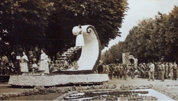 1956 Corso dei Fiori - Collezione BIblioteca G.D.Romagnosi: Giugno 1956 -  Carro fiorito in sfilata