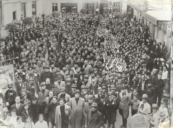 Piazza Vittorio Emanuele: Raduno di cittadini davanti al Palazzo Municipale