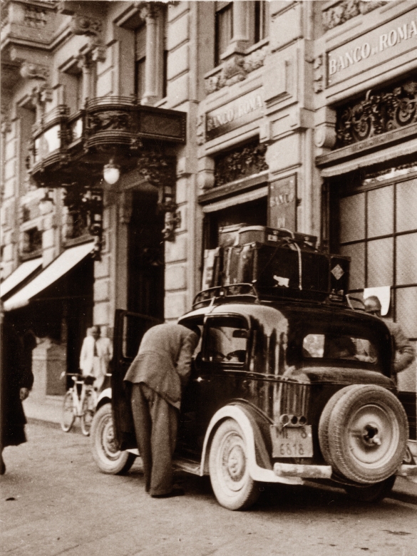 Autovettura davanti all' Hotel Regina : 1940 circa