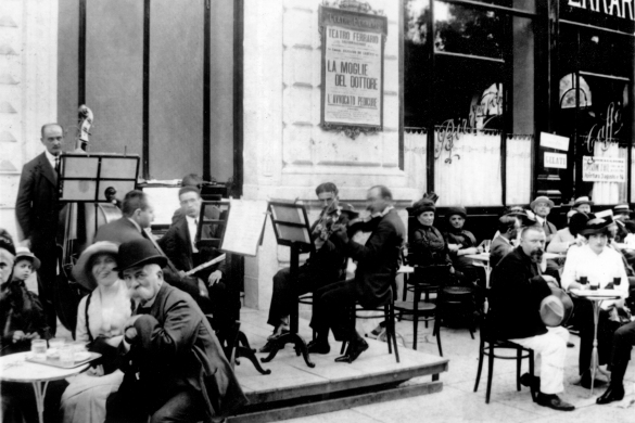 Cafè del Teatro: Musicisti davanti al Teatro Ferrario