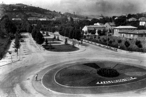 Piazzale della Stazione Ferroviaria: 1937 circa Veduta fuori dalla stazionecon viale Impero