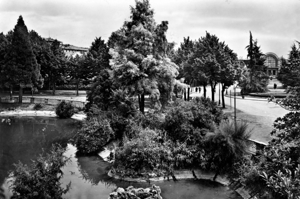 Parco Mazzini: 1954 - Il parco con il laghetto e sullo sfondo la stazione della ferrovia. NdR: in passato il parco era denominato Parco Regina Magherita, in omaggio a Margherita di Savoia assidua frequentatrice della città termale.