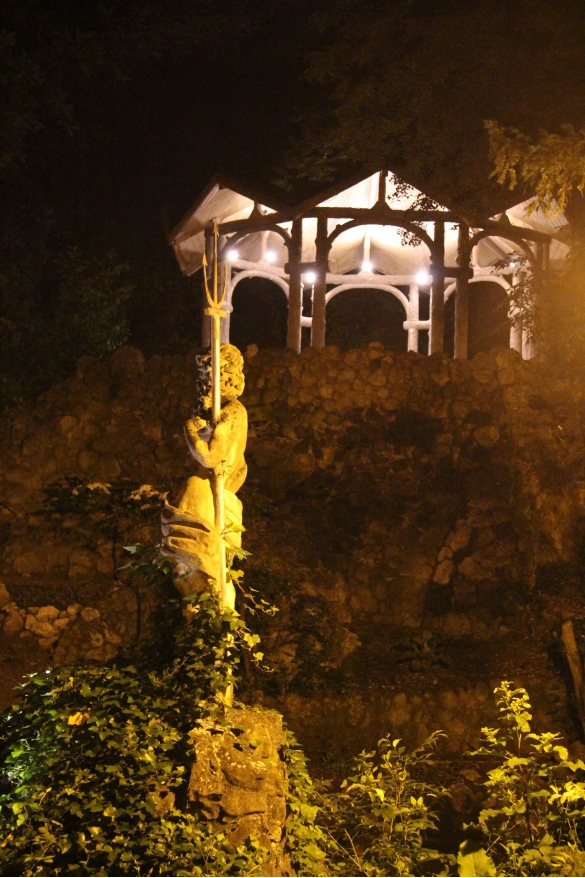 Parco Mazzini: Veduta notturna con la statua del Nettuno e la pagoda illuminata