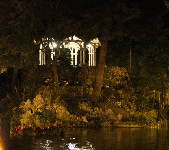 Parco Mazzini: La pagoda by night