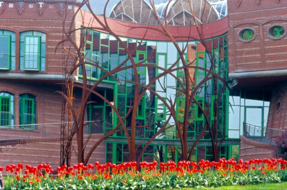 Tabiano: Particolare della facciata delle Terme con gli elementi architettonici in acciaio corten