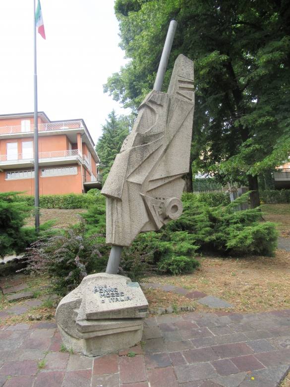 Monumento alle Penne Mozze d'Italia: Opera scultorea di Aldo Menoni, dedicata agli alpini salsesi  peritine Secondo Conflitto Mondiale