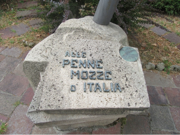 Monumento alle Penne Mozze d'Italia: Particolare dell'iscrizione