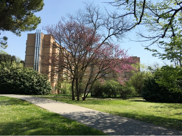 Parco Mazzini: Vista sul parco con le Terme Zoja