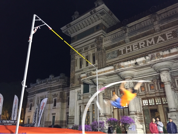 Salto con l'asta - CNU: Gara ufficiale in notturna di salto con l'asta in piazza Berzieri (campo omologato)