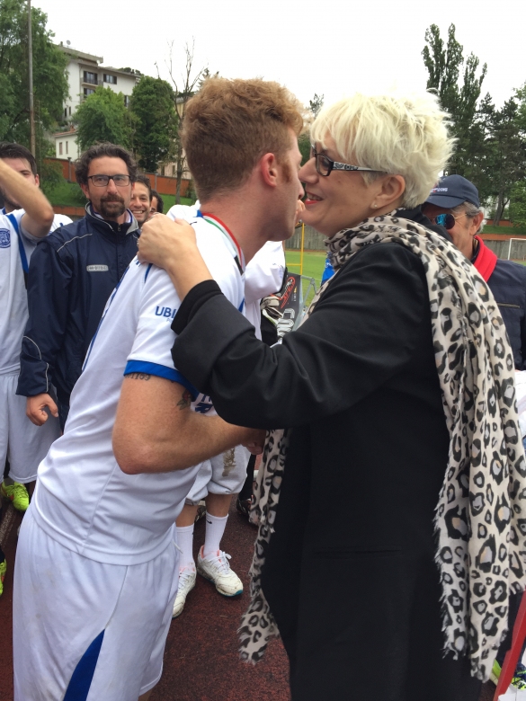 Premiazioni - CNU: L'Assessore Daniela Isetti premia un atleta allo stadio Francani