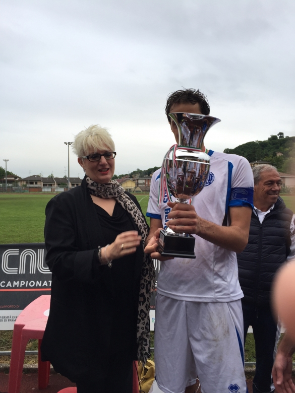 Premiazioni - CNU: L'Assessore Daniela Isetti premia un atleta allo stadio Francani