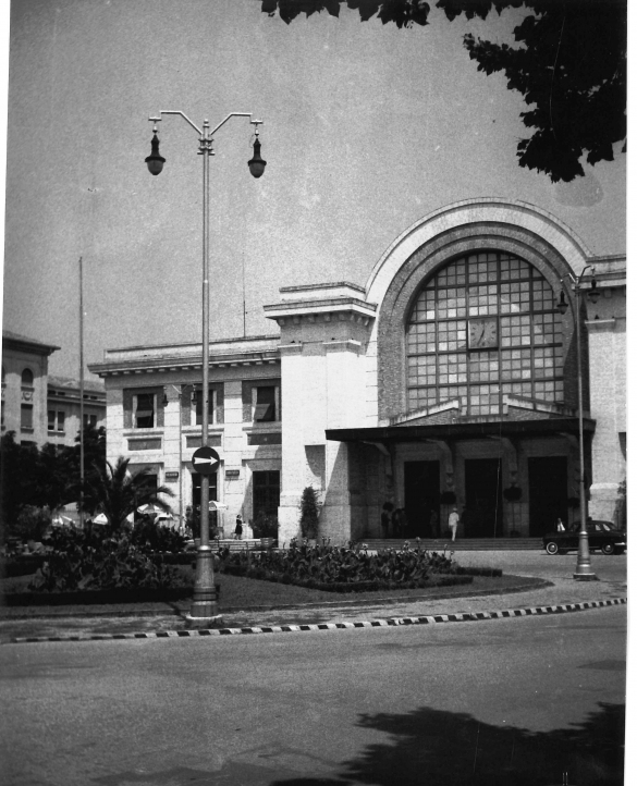 Stazione della Ferrovia - Collezione Biblioteca Comunale G. D. Romagnosi : Veduta esterna della stazione (Studio Fotografico Mario Preti, Fidenza)