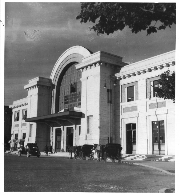 Stazione della Ferrovia - Collezione Biblioteca Comunale G. D. Romagnosi: La stazione con le vetture a cavallo (Emporium foto d'arte Parma)