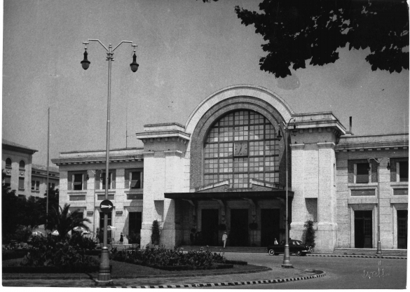 Stazione della Ferrovia - Collezione Biblioteca Comunale G. D. Romagnosi: L'edificio (Studio Fotografico Mario Preti, Fidenza)