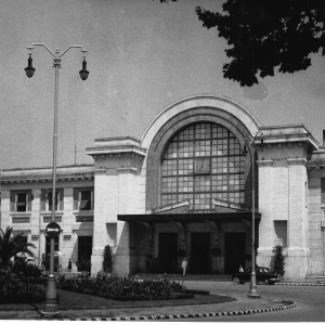 Stazione della Ferrovia - Collezione Biblioteca Comunale G. D. Romagnosi: L'edificio (Studio Fotografico Mario Preti, Fidenza)