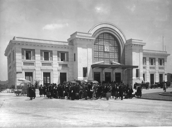 Stazione della Ferrovia - Collezione Biblioteca Comunale G. D. Romagnosi: Persone davanti alla stazione (Studio Fotografico Mario Preti, Fidenza)