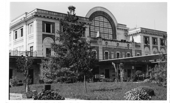 Stazione della Ferrovia - Collezione Biblioteca Comunale G. D. Romagnosi: 16 maggio 1955 - La stazione vista dai binari
