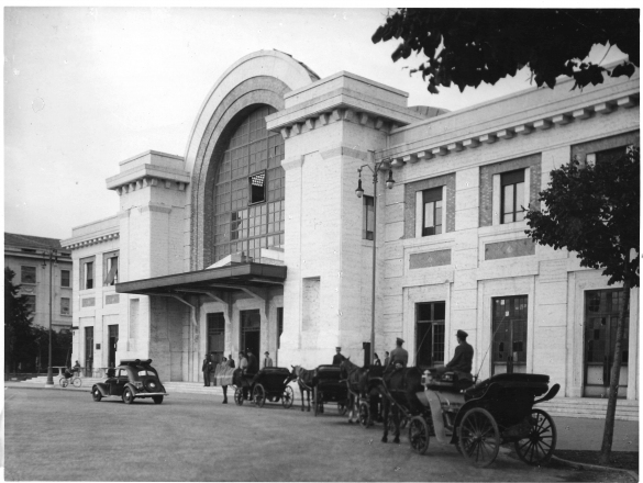 Stazione della Ferrovia - Collezione Biblioteca Comunale G. D. Romagnosi: Il piazzale della stazione con le vetture a cavallo (Emporium Foto d'Arte Montacchini, Parma)