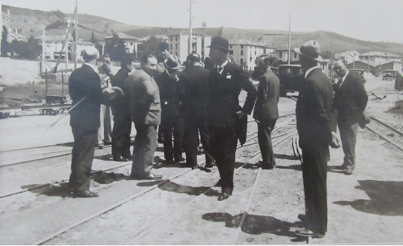 Costruenda Stazione della Ferrovia - Collezione Biblioteca Comunale G. D. Romagnosi : 17 luglio 1932 – X  - Lavori alla costruenda Ferrovia. S.E. il Prefetto e le autorità in visita al cantiere. 