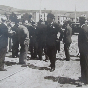 Costruenda Stazione della Ferrovia - Collezione Biblioteca Comunale G. D. Romagnosi : 17 luglio 1932 – X  - Lavori alla costruenda Ferrovia. S.E. il Prefetto e le autorità in visita al cantiere. 