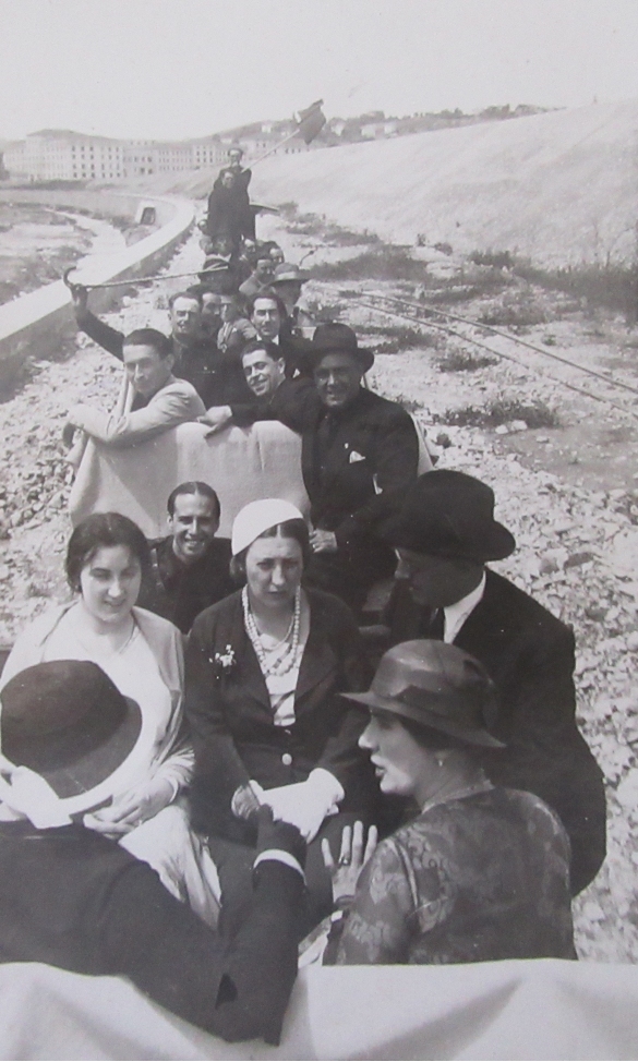 Costruenda Stazione della Ferrovia -  Collezione Biblioteca Comunale G. D. Romagnosi:  17 luglio 1932 – X –  Le autorità in viaggio sulla nuova linea ferroviaria Salsomaggiore - Fidenza. 