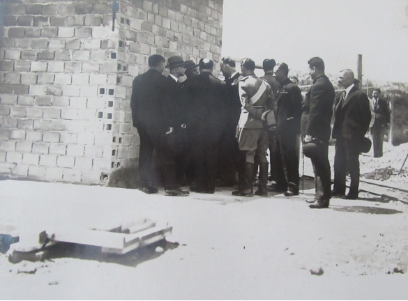 Costruenda Stazione della Ferrovia - Collezione Biblioteca Comunale G. D. Romagnosi :  17 luglio 1932 – X – Le autorità  in visita al cantiere della costruenda stazione della Ferrovia.